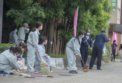 近藤建設は、挨拶・清掃活動の実施に取り組んでいます。